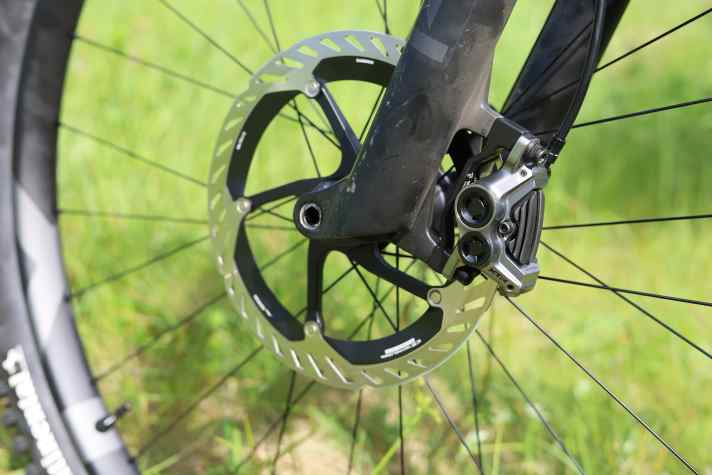 Die Enduro-Bremse der neuen XTR-Familie setzt auf vier Kolben in je zwei unterschiedlichen Größen. Die Bremsbeläge klappern trotz Kühlrippen nicht.