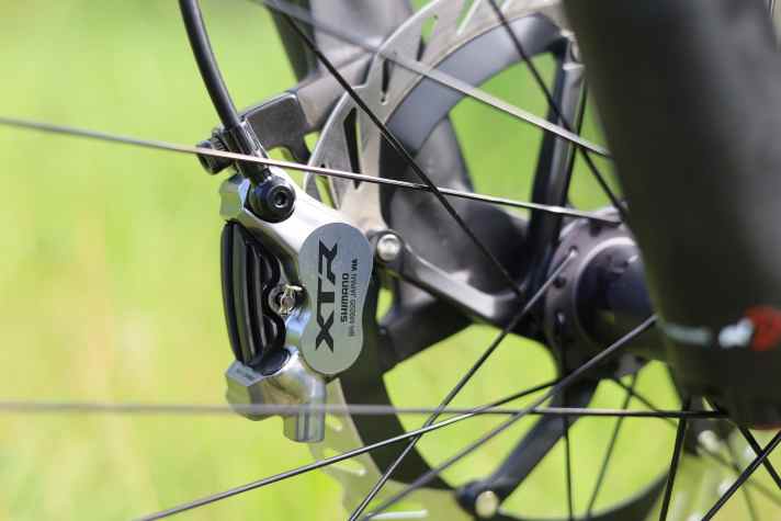 Auf dem neuerdings einteiligen Bremssattel prangt das prestigeträchtige XTR-Logo. Die Enduro-Bremse ist nicht gerade filigran, dafür kräftig.