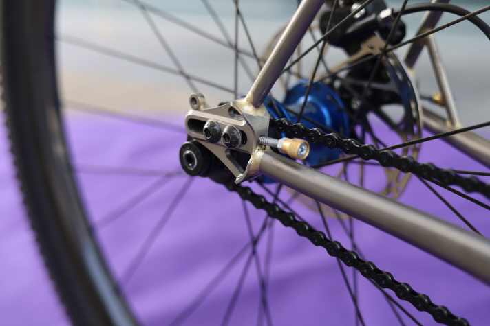 Leonard Börger, das Gesicht hinter Leovelo, steht auf Singlespeed-Bikes. Am Jungle Hunt wird die Kette mittels verschiebbarer Ausfallenden von Paragon Machine Works gespannt.