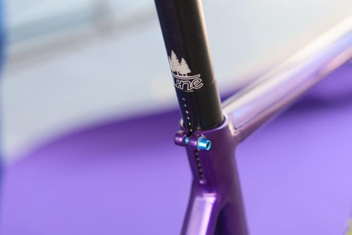 A saddle clamp integrated into the steel frame is also one of the lovely details of the Leovelo Jungle Hunt.