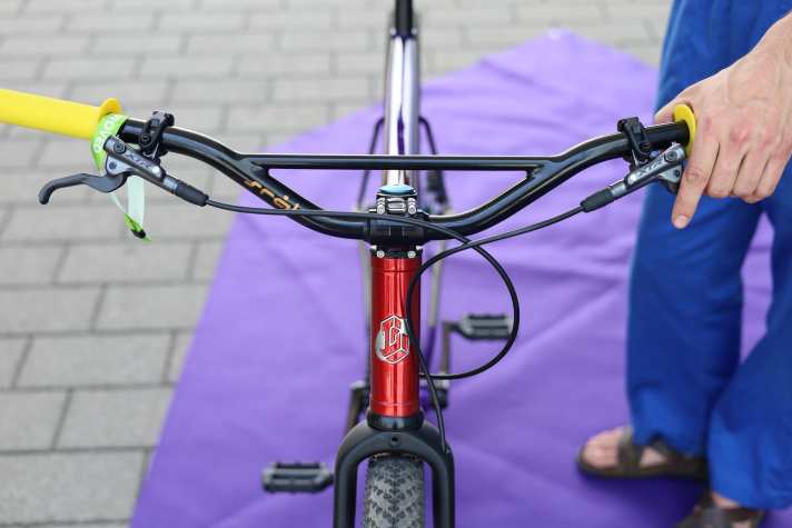 Ein Sral Cross-Bar Lenker aus Stahl fügt sich wunderbar in den Custom-Aufbau des Leovelo Jungle Hunt ein.