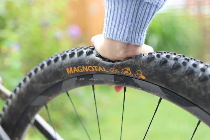 Die Luft ist raus: Im Tubeless-Setup taten wir uns schwer den Continental Magnotal dauerhaft dicht zu bekommen. Alle ein bis zwei Tage musste nachgepumpt werden.