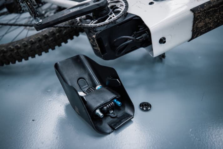 The battery cover has space for a tool kit, a helpful extra. Underneath is the cabling and the 720 Sram battery.