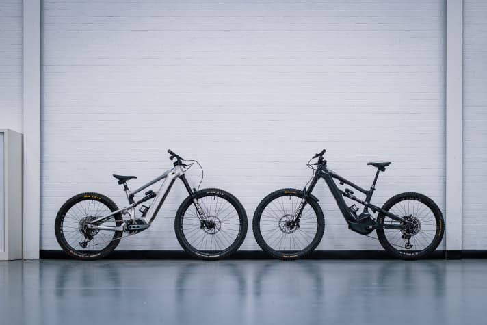 Links der Prototyp aus Aluminium, der bei der Enduro World Series 2022 im Einsatz war, rechts die Ausbaustufe aus Carbon. Beide haben den neuen E-Antrieb Eagle Powertrain von Sram implementiert.