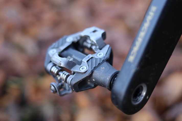 Über den etwas breiteren Körper finden die Cleats in jeder Fahrsituation sicher ihren Weg ins Leatt Pedal.