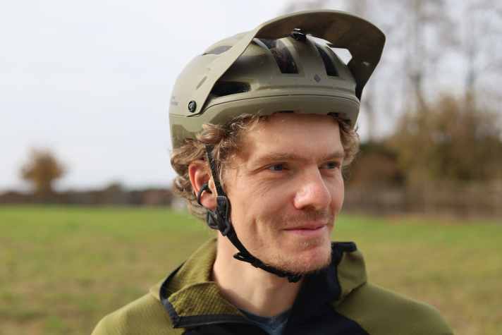 The Shokz Opendots One headphones can be worn with a clear conscience when mountain biking thanks to their protective stand wheels.