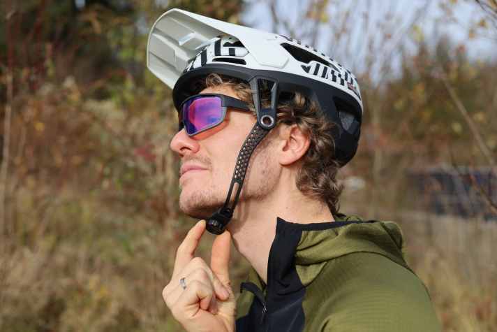 The new Canyon DEFLECTR uses the high-bar fastening system, which replaces the conventional strap on the helmet.