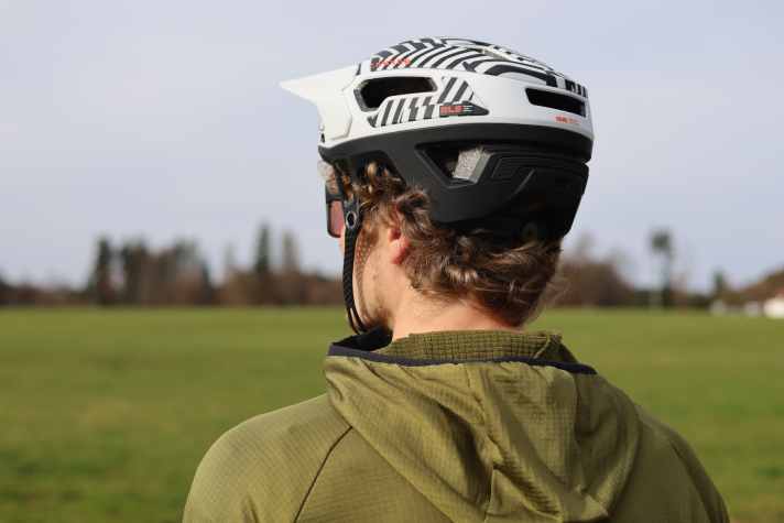 Compared to a strap, there is more air for cooling thanks to the high-bar frame on the cheeks and temples. For a secure fit, however, the width must be tightened quite firmly.