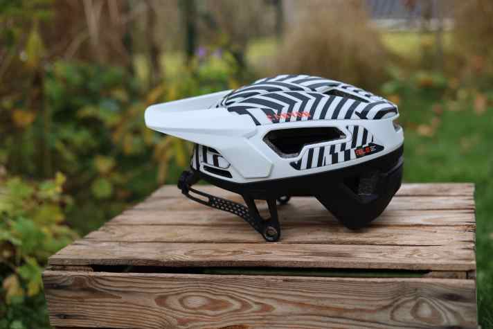 The high bar is folded in front of the forehead for putting on and taking off. The glasses must be removed for this.