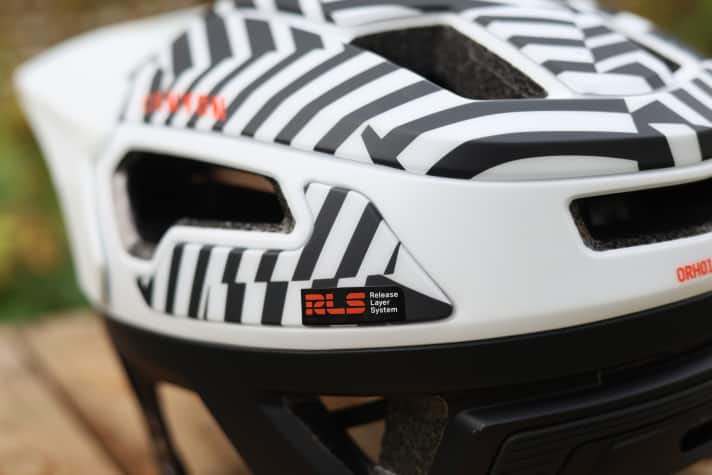 Nomen est omen: The Release Layer System separates certain parts from the helmet when force is applied, allowing them to move more freely and dissipate rotational forces.