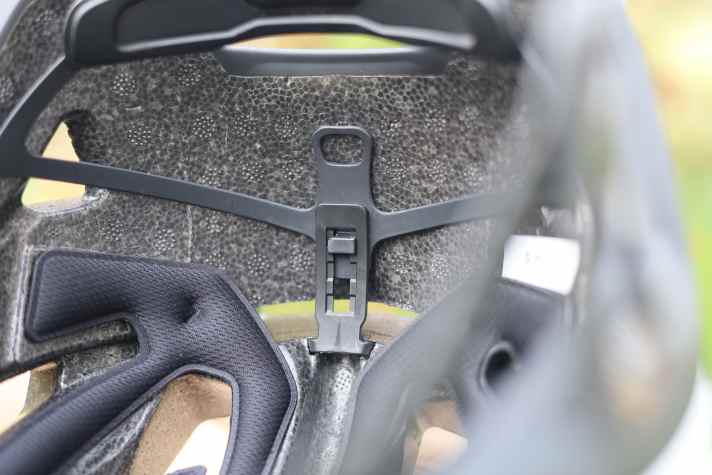 The interior of the Canyon DEFLECTR is height-adjustable in three stages. We had to experiment a little during the test to find the right position.