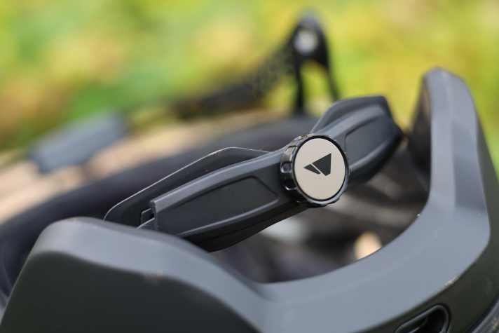 As usual, the width of the new Canyon helmet can be adjusted using a dial. The DEFLECTR has a high-quality finish.