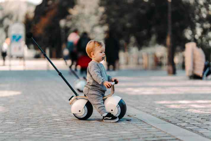 Über die Deichsel am Heck können Eltern bei Bedarf Hilfestellung bieten. Die Deichsel kann auch abmontiert werden.