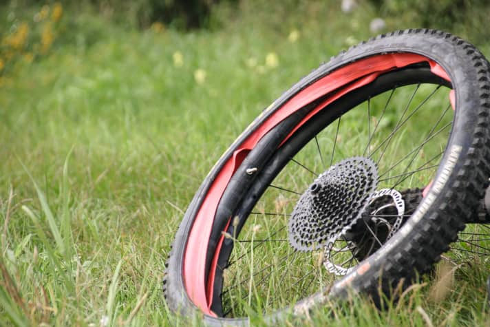 For tubeless deniers: the tyre insert from Tannus.