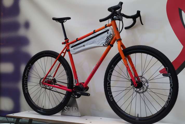 Peut-être le plus grand vélo de gravel du salon : un Sour Purple Pie doté d'un cadre en acier XXXXL et d'une transmission Pinion.
