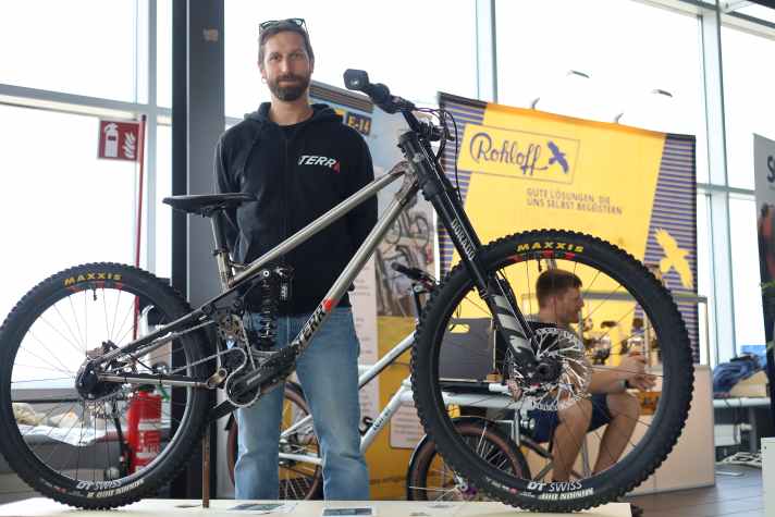Diese Stahlrohre hätten auch ein Überrollkäfig für einen Rennwagen werden können, stattdessen verschweißte sie Terra zu einem Downhill-Bike.