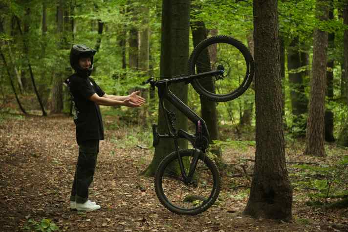 Emil Moser und sein einzigartiges Cannondale Moterra LT. Das E-Enduro mit Singlespeed-Antrieb hat das Potential zum perfekten Freeride-Bike.