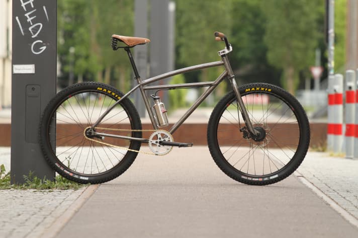 A unique piece of jewellery: the conversion to an iconic one-off with many used parts costs around 850 euros. Parts research and manual dexterity are prerequisites for success. | Frank Heinrich / Media Group Klambt