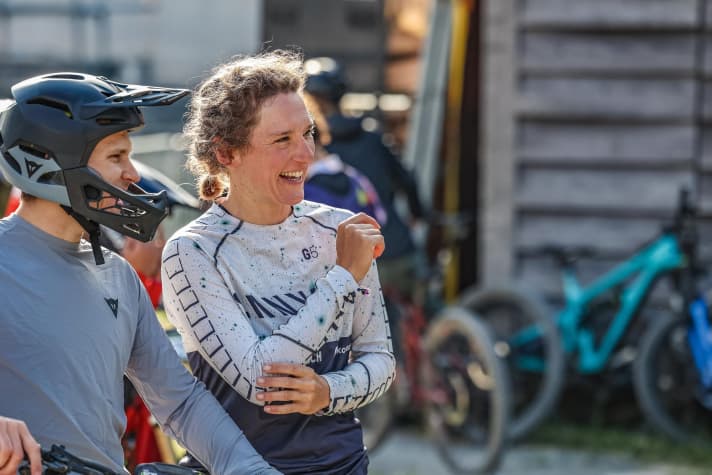 Ines Thoma: “Wenn wir 1800 Höhenmeter und 6500 Tiefenmeter fahren, dann geht das mit dem normalen Rad auch. Ich würde mir wünschen, dass die E-Enduro-Rennen ein eigenes Format erhalten. Mit E-Bike-typischen Stages, die gleichzeitig bergauf als auch bergab anspruchsvoll sind. Ich finde ein E-Bike-Rennen muss so gestaltet sein, dass man es in weiten Teilen auch nur mit dem E-Bike fahren kann.”