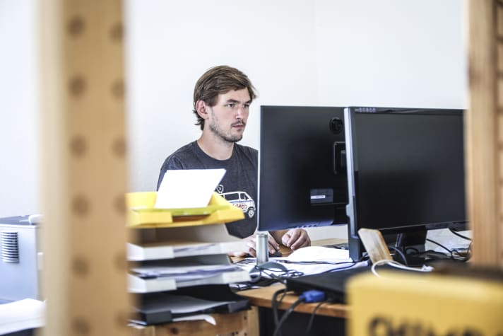 The developer at work: All Intend products are created between Ikea shelves in a small workshop in Freiburg. Including the new Trinity brakes.