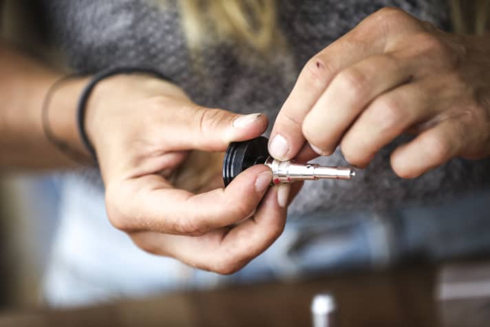 Zusammen mit den Scheibenbremsen sind Federelemente die kleingliedrigsten Bauteile eines Mountainbikes. Das macht eine rein europäische Herstellung kompliziert.