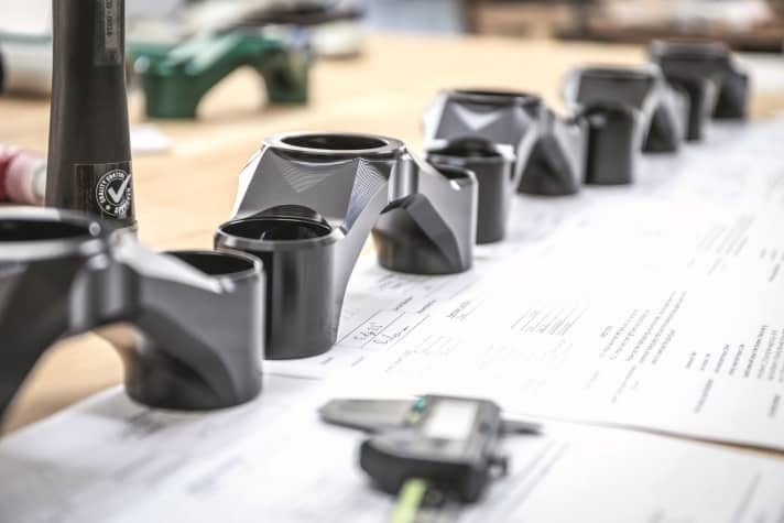 No industry for the manufacture of suspension forks has yet been established in Europe. However, individual parts, such as this fork crown from Intend, can be sourced from Europe.