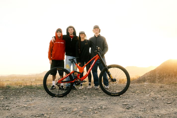 Oscar Griffiths (17, UK, Junior), Teammanager Joe Breeden (24, UK, Elite), Louise Ferguson (27, UK, Elite) und Ryder Lawrence (16, USA, Junior) gehen 2024 für Intense Factory Racing an den Start. Altmeister Aaron Gwin hat das Team verlassen.