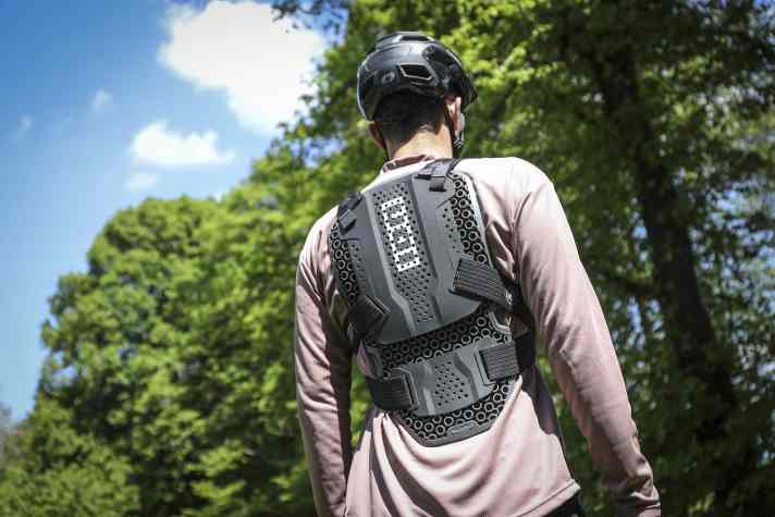 Die Unterbrechung der Platte am Rücken macht die Weste deutlich flexibler