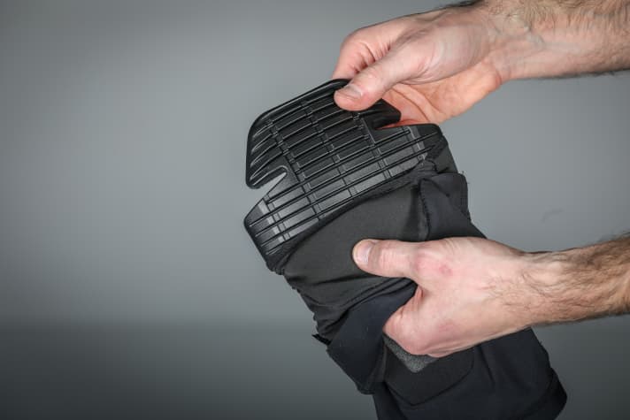 Zum Waschen nimmt man das Pad einfach heraus. Nicht ganz korrekt: Es fehlt die Angabe zur Normprüfung auf dem Protektor.