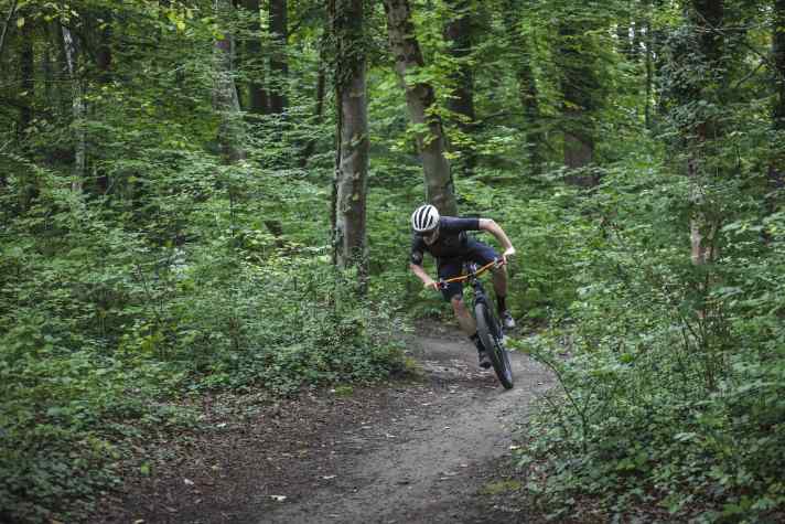 Kleiner Abstecher von der Hauptroute: Die Isar-Trails vor den Toren Münchens sind aus gutem Grund beliebt und auch mit dem Hardtail zu meistern.
