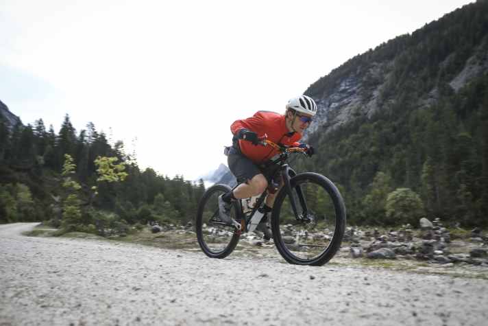 Bloß keine Energie verschwenden: Klein machen für weniger Luftwiderstand. Mittreten geht auf dem Singlespeed-Antrieb nicht mehr.