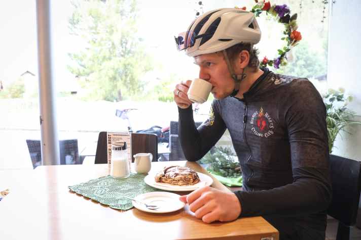 Zucker und Koffein verlangsamen den körperlichen Einbruch. Rund 12.000 Kalorien kostet der Singlespeed-Tritt.