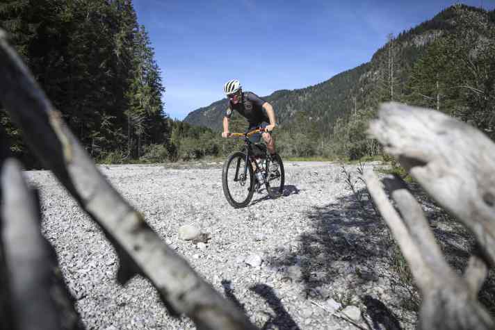 Hier in den Kieshalden bei Vorderriß kommt Kanada-Feeling auf. Auch in der bayerischen Wildnis gilt: Strecke machen ist schwierig.