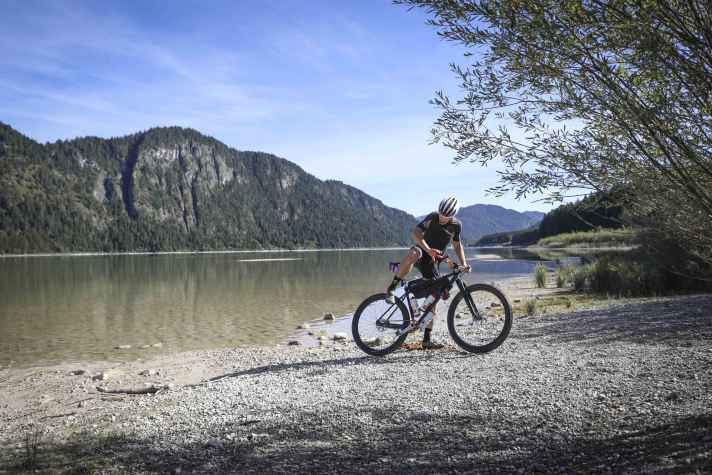Der Sylvensteinspeicher lockt mit seinem ruhigen Wasser. Nur nicht zu lange anhalten: Die Zeit drängt!