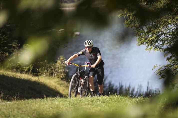 Gang zu dick: Ohne Schwung zwingen steile Rampen zum Schieben. Zum Glück bleibt es auf der gesamten Route bei einem einzigen solchen Vorfall.