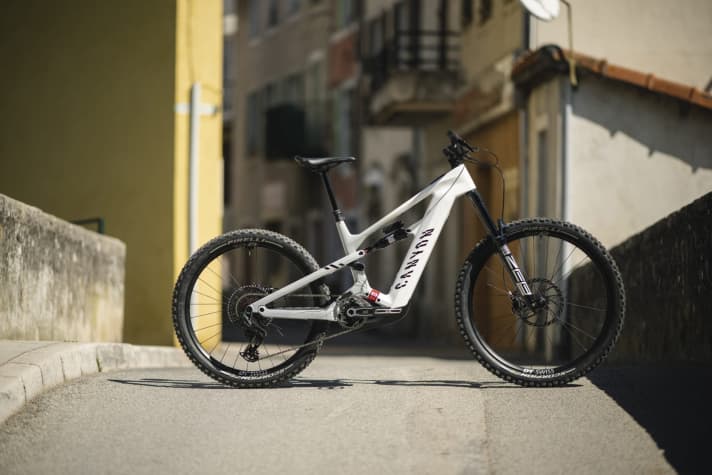 Canyon Strive:On CFR LTD: The top model in the Strive line is the limited special edition model with CX Race motor // 24 kilos // from € 9499