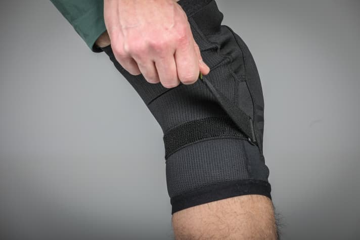 IXS Flow 2.0: Lightweight MTB knee pads in the test - best protection ...