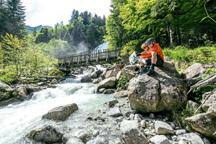 Pause am tosenden Wasserfall in der Nähe der Nambrone Hütte.