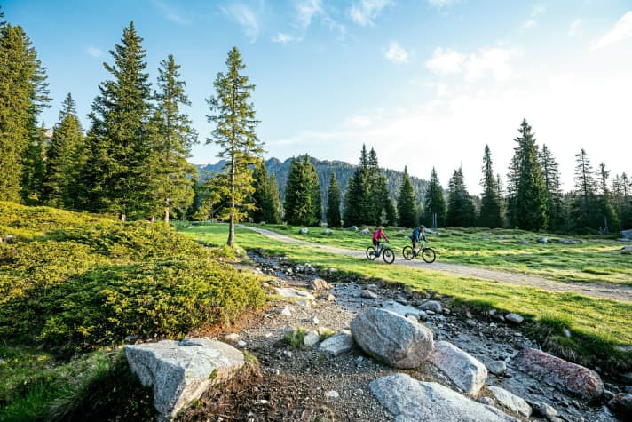 The valley cycle paths in the Brenta Dolomites can still be tackled in eco mode.