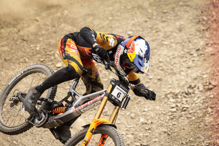 Testing the new Fox helmet in racing: Jackson Goldstone. But the paint is only available for him.