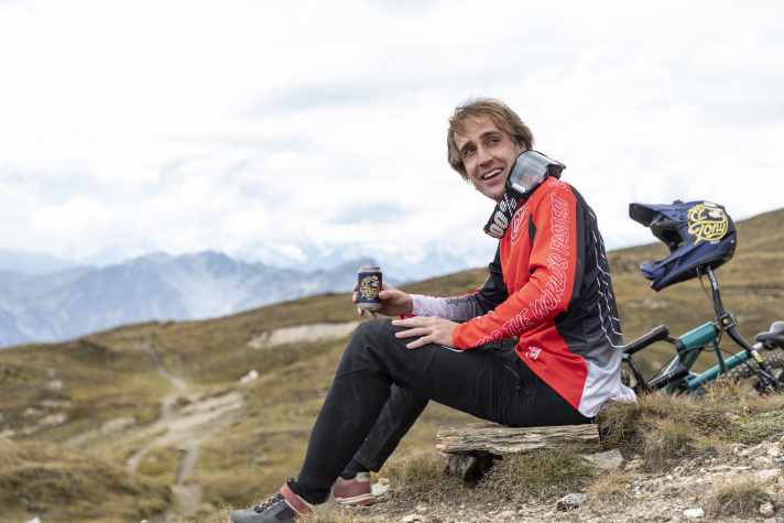 Biker und Freeskier: Jérôme Caroli nach der gelungenen Abfahrt.