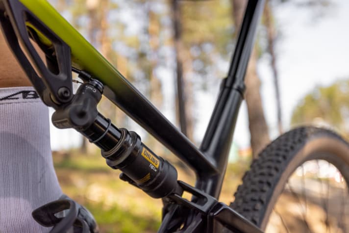 Schlank und leicht und mit, für Öhlins-Verhältnisse wenig, Federweg: der XC-Dämpfer TXCAir.