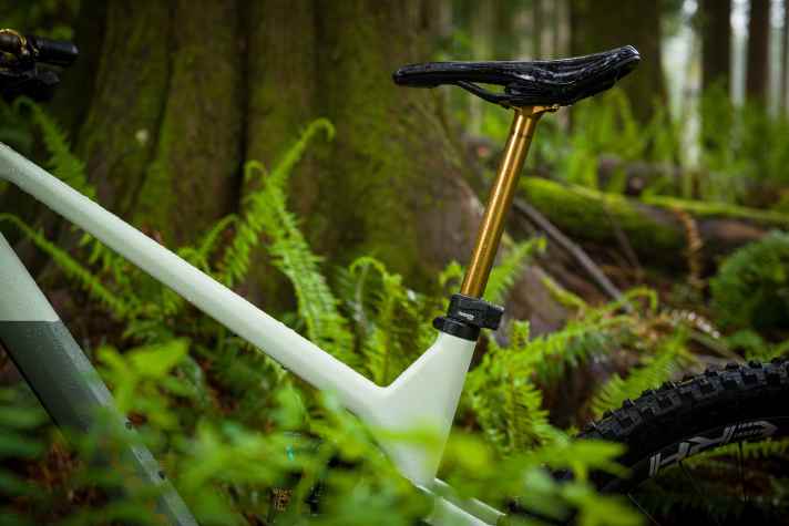 The battery and controller have been attached to the lower end of the exposed seatpost tube - so the entire lowering range of the Vario seatpost can be used without the parts touching the rear tyre during compression.