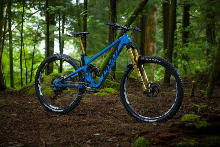 Thanks to the wireless technology of Fox Live Valve Neo, no cables disturb the overall picture on this Pivot Switchblade.