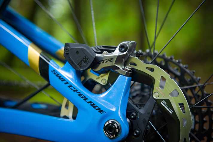 The sensors of the Fox Live Valve Neo system are mounted on the brake callipers.