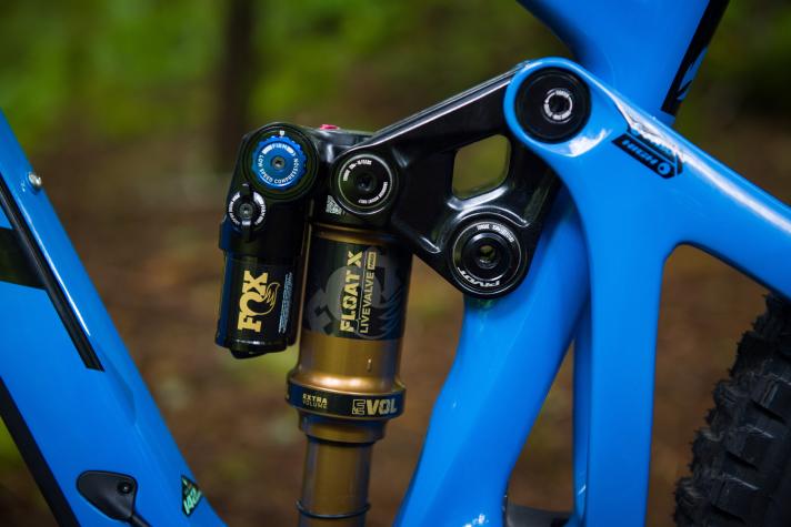 As you can see, you can't see anything: from the side, the electric unit of the Fox Float X Live Valve Neo is barely recognisable.