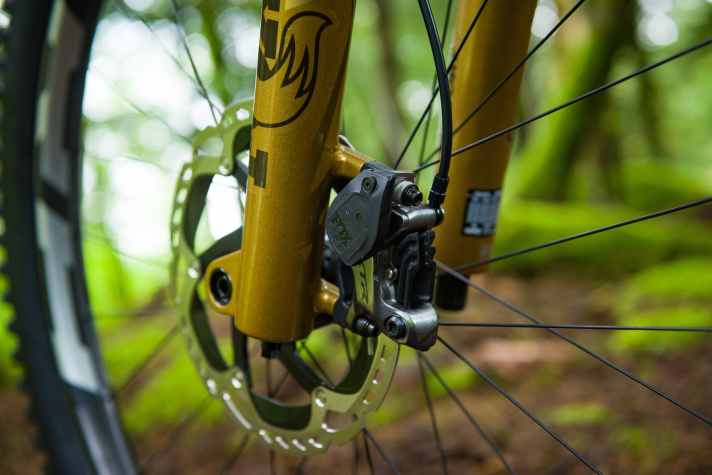 The positioning of the sensors close to the axles should ensure the most accurate data possible in the Fox Live Valve Neo system.