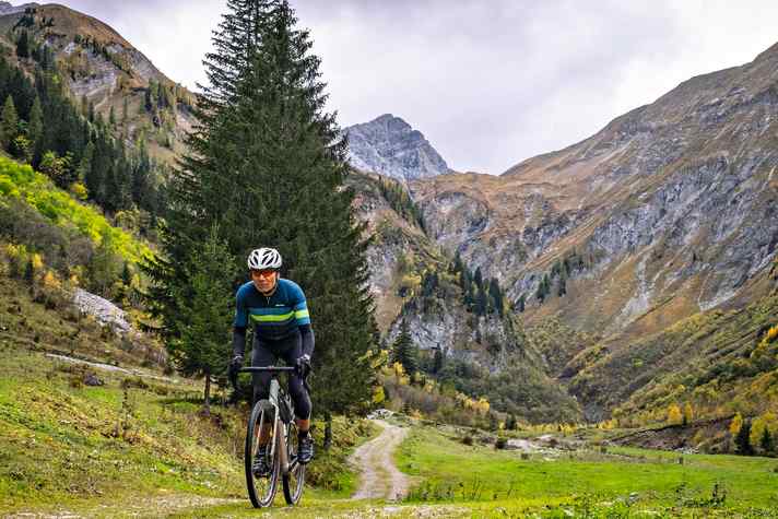 Schöne Täler, hohe Gipfel und danach vielleicht die Einkehr auf der Alm: Das Gravel Peaks in den Alpen dürfen Gravelbiker auf keinen Fall verpassen!