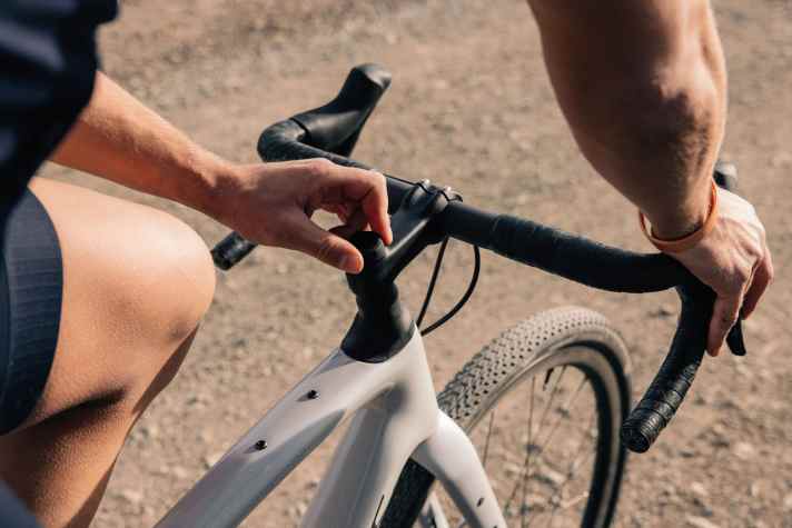 Am Specialized Diverge z.B. wird der hydraulische Dämpfer unterm Vorbau namens “Future Shock 2.0” mit einer leichten Drehung zur höher aufragenden Vorbaukappe.