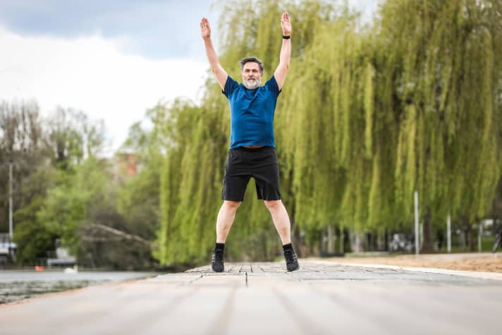 Die Hampelmann-Übung bringt den Organismus in Fahrt.